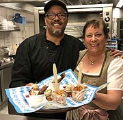 Küchenchef Domingo und Wirtin Regina Stamm im Wein(ka)fee im Hotel Angerbräu (©Foto. Martin Schmitz)